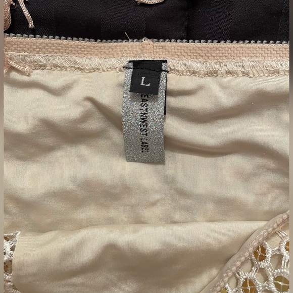 Pretty festival set used only once, no damages, brand new. Size L - Picture 4 of 7